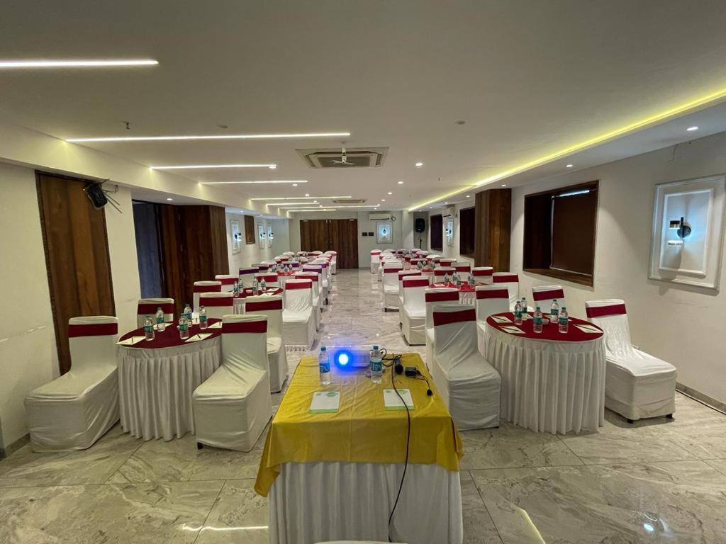 Hotel LXIA Hinjewadi Pimpri-Chinchwad Buitenkant foto